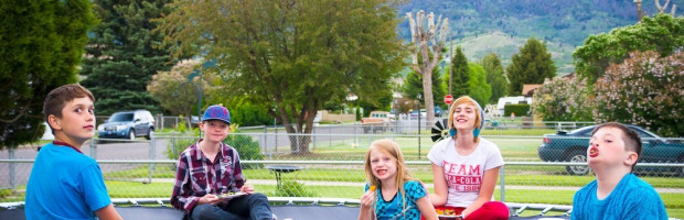 5 hydraterende snacks om je kinderen te geven na een springsessie op een Intersport trampoline