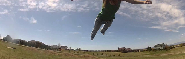 Springen op een Auchan trampoline voor de lol en voor een betere gezondheid