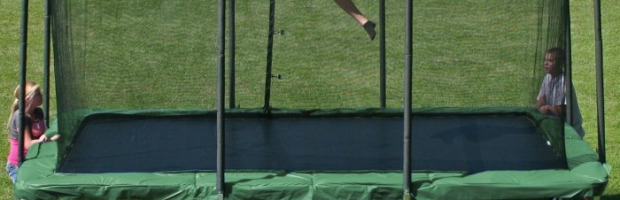 Trampoline outfit Deel 2: Wat te dragen bij het trainen op een kruispunt trampoline?