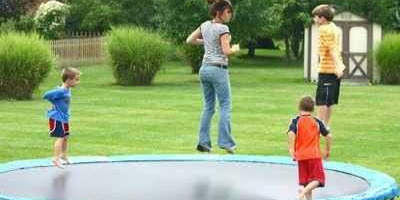 Als kind blijven trampolinen na de start van het schooljaar