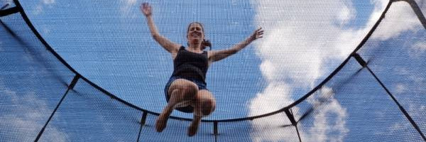 Leuke fitnessoefeningen voor volwassenen op een grote trampoline